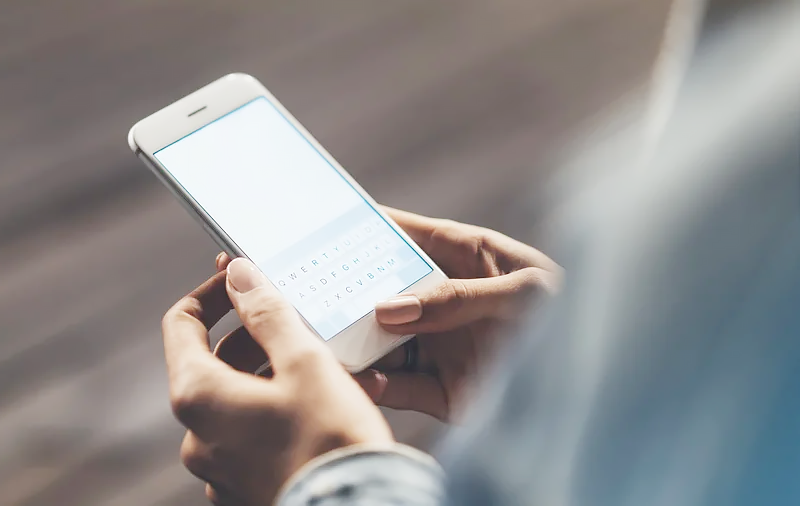 телефон в руках