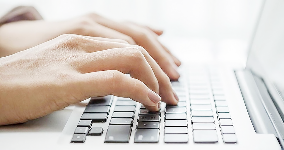 печатает на клавиатуре